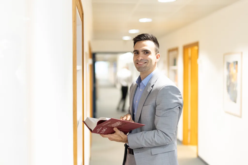 Mitarbeiter mit Buch in der Hand